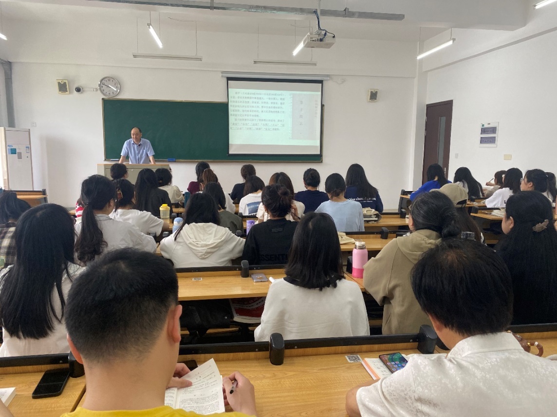 说明:会议室里的人们 描述已自动生成